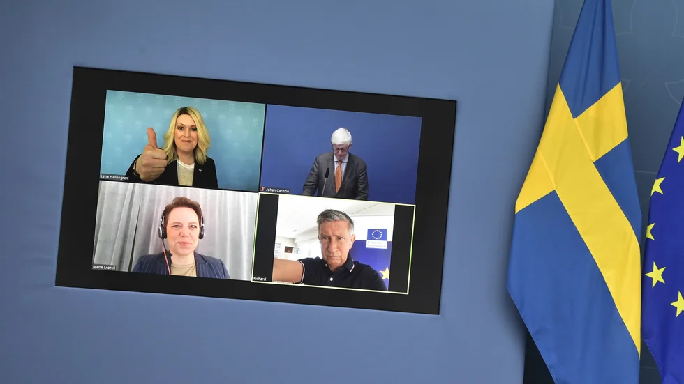Socialminister Lena Hallengren (S) ger tummen upp inför fredagens pressträff om vaccinprognosen. Deltog gjorde även Folkhälsomyndighetens generaldirektör Johan Carlson, Marie Morell, ordförande för SKR:s sjukvårdsdelegation samt vaccinsamordnare Richard Bergström.