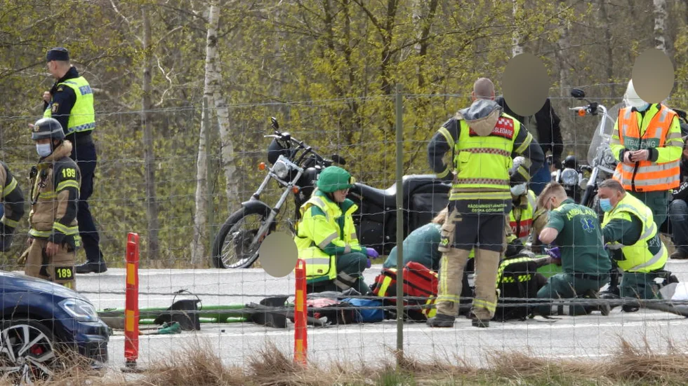 Räddningstjänst och ambulanspersonal på plats efter trafikolycka på 51:an.