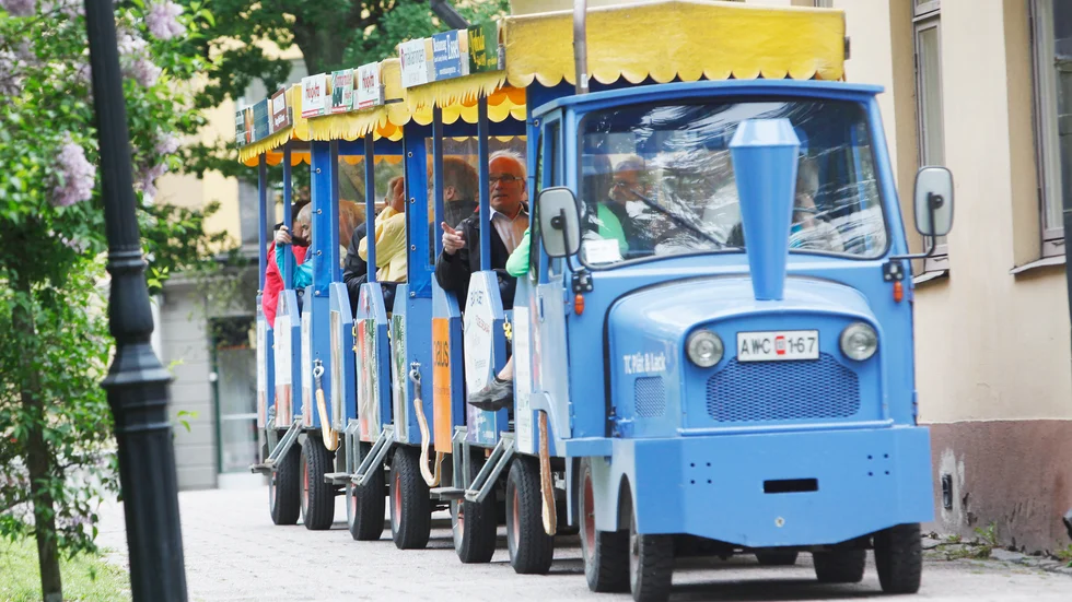 Det blå parktåget ersätts av ett eldrivet tåg som anses vara mer miljövänligt och som kommunen köpt in. Leveransen av det nya tåget dröjer dock på grund av corona.
