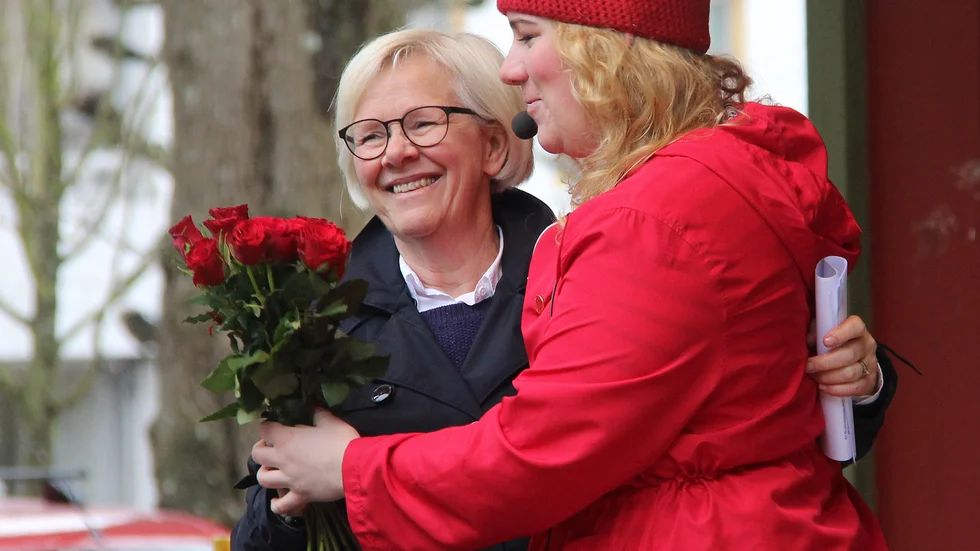 Första maj i Enköping 2019. Har du koll på den kända fackföreningsprofilen som får blommor?