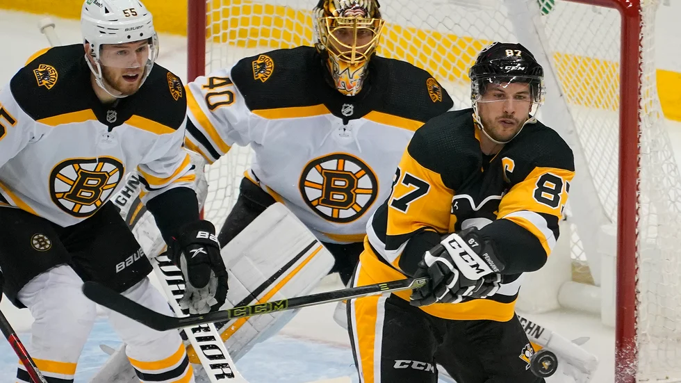 Tuukka Rask, Boston Bruins, här med superstjärnan Sidney Crosby framför sig.