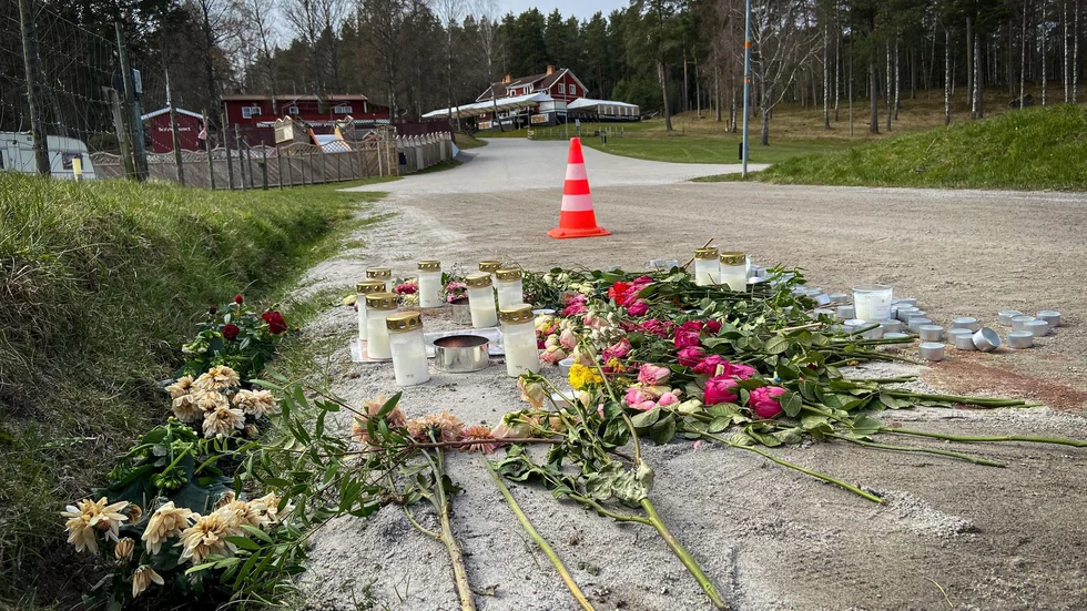 Minnesplats vid vid parkeringen vid badet i Malmköping där en man misshandlades så illa i onsdags så att han senare avled av skadorna.