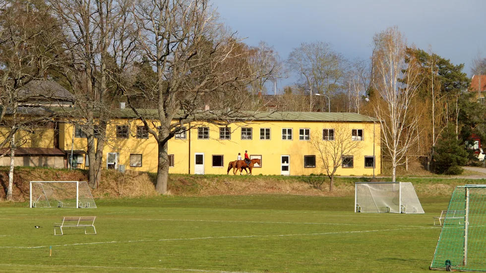 Dialogen med medborgarna har varit dålig i frågan om en ny skola i Rimforsa, men Hackel är trots allt den bästa placeringen. Det menar Kindas kommunalråd Christer Segerstéen (M).