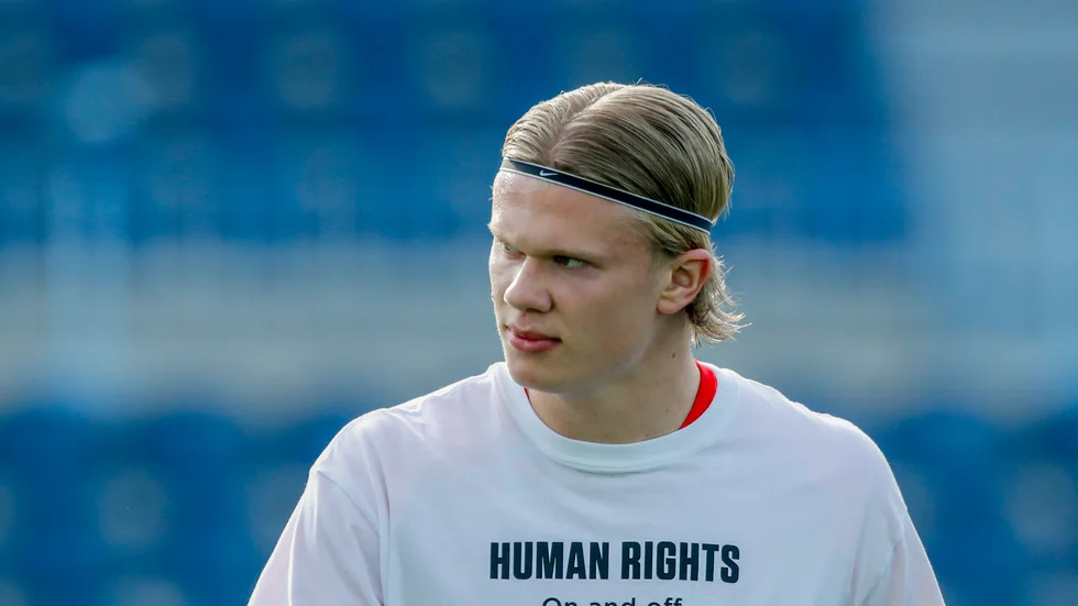 Erling Braut Haalands Norge protesterade med budskap på tröjor under landslagssamlingen.