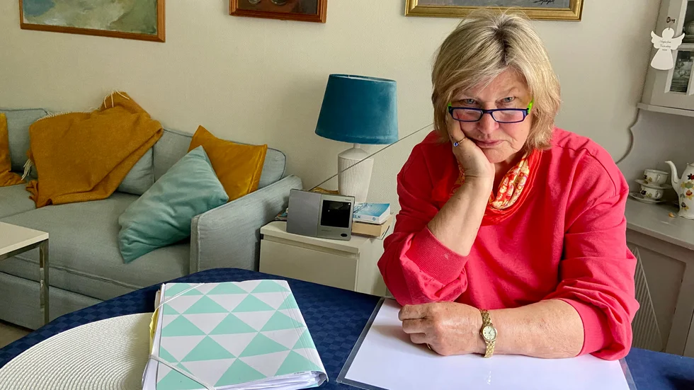 Lillvor Bøifot, 78, tycker att bankerna borde ta ett större ansvar för att förhindra telefonbedrägerier mot äldre. "Det är deras system som gör det möjligt", säger hon.
