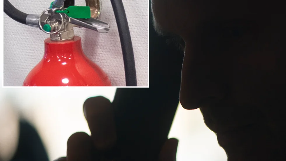 En okänd man försökte via telefon tvinga på en äldre kvinna brandsläckare för 7 000 kronor.