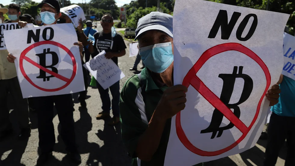 Nej till bitcoin var budskapet på en protest i El Salvador.