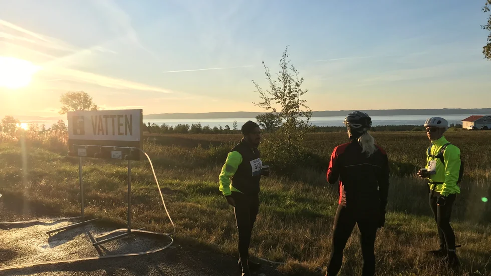 När solen gick upp över Östergötland och lyste upp och värmde Vätternrundans cyklister så blev det en kick. Här i depån i Fagerhult. Nu går klassikern vidare, för krönikörens del med Vasaloppet på skidor i mars.