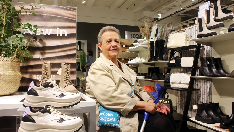Ulla Wretman erbjuds komma in i en butik och sätta sig en stund för att vila benen.