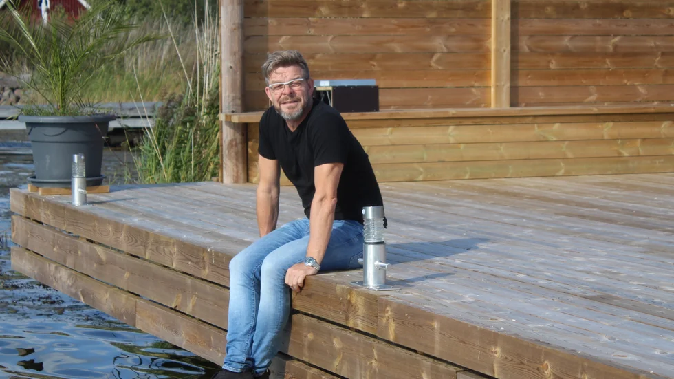 På bryggan kan Niklas Czarnecki blicka ut över vattnet.