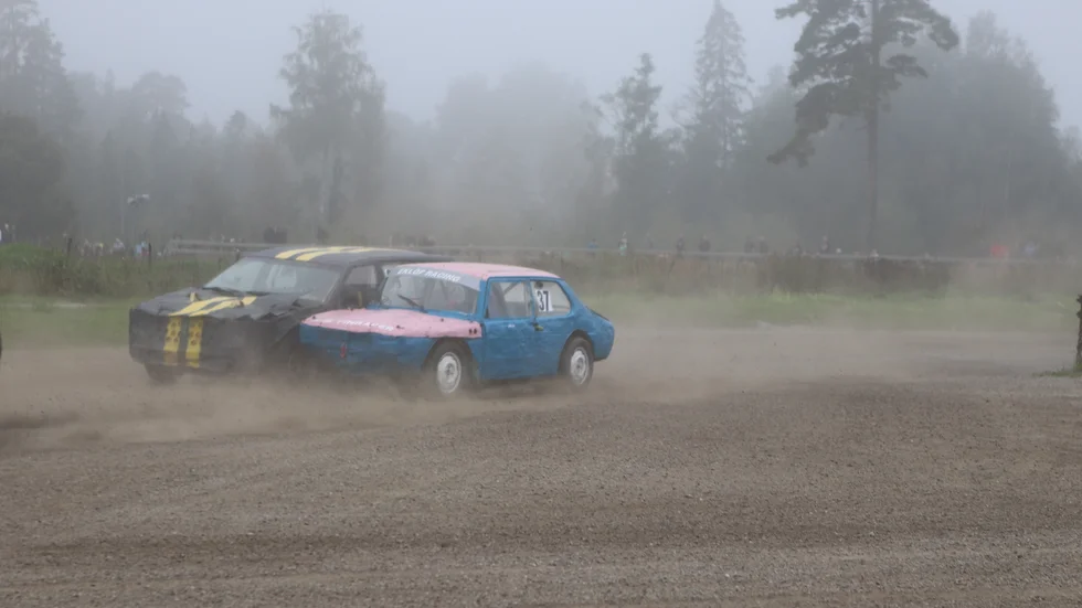 Tätt, dammigt och dramatiskt. Hemmaföraren Emil Eklöf fick efter en hård batalj i första racet, en andraplats.