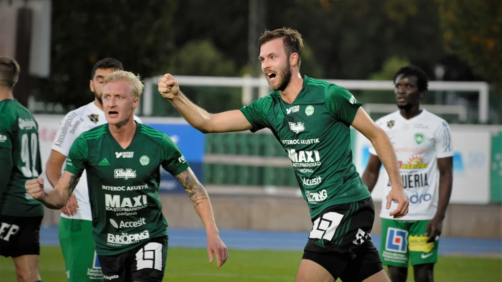 Linus Zetterström jublar efter ett mål för ESK. Han gjorde 1-0 mot Dalkurd i Svenska cupen, när det senast var mycket publik. Hur många kommer på söndag och gör skytteligaledaren mål igen på sin hemmaarena?