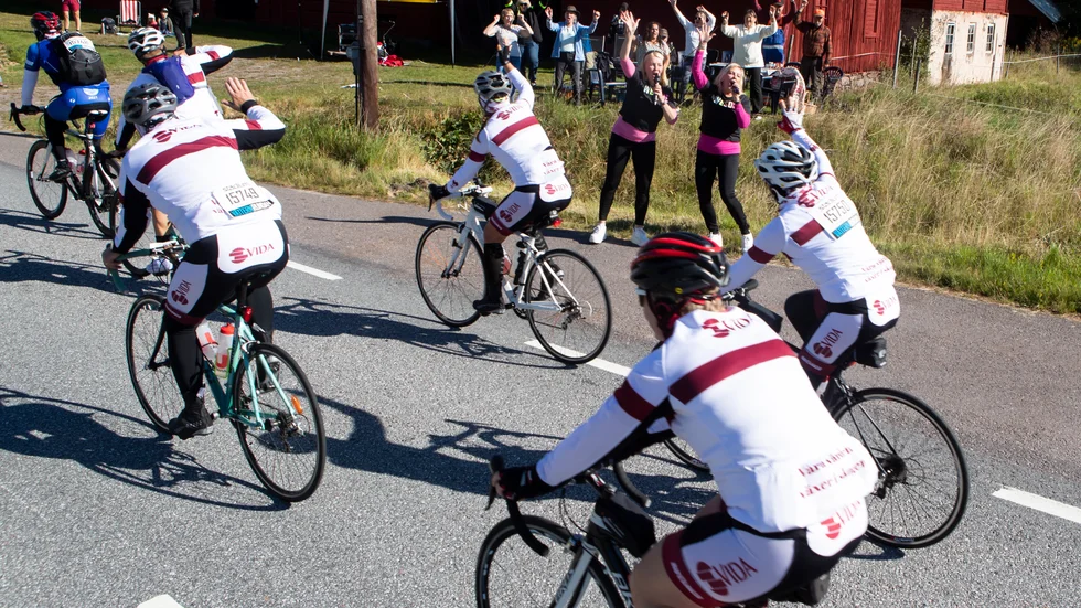 Vätternrundan vill skapa ännu mer fest kring loppen nästa år. Det är en av ambitionerna när cykelveckan i juni återgår till det normala. Här sång och pep vid Dalbyporten under årets Vätternrundan som hade ny sträckning.