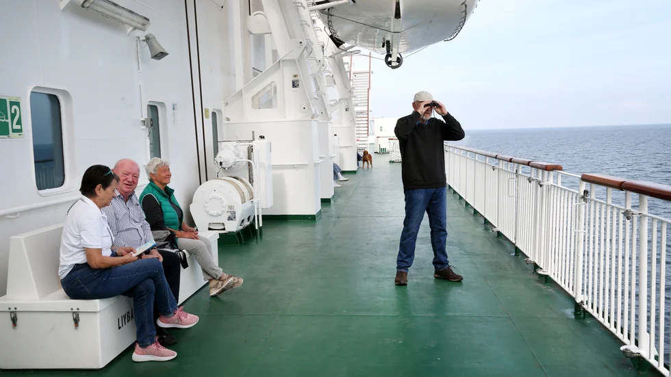 Land i sikte! Inseglingen till Rostock är väl värd en titt i kikaren.
