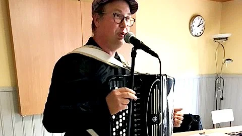 Jörgen Wennström underhöll och spelade på sina gamla dragspel.