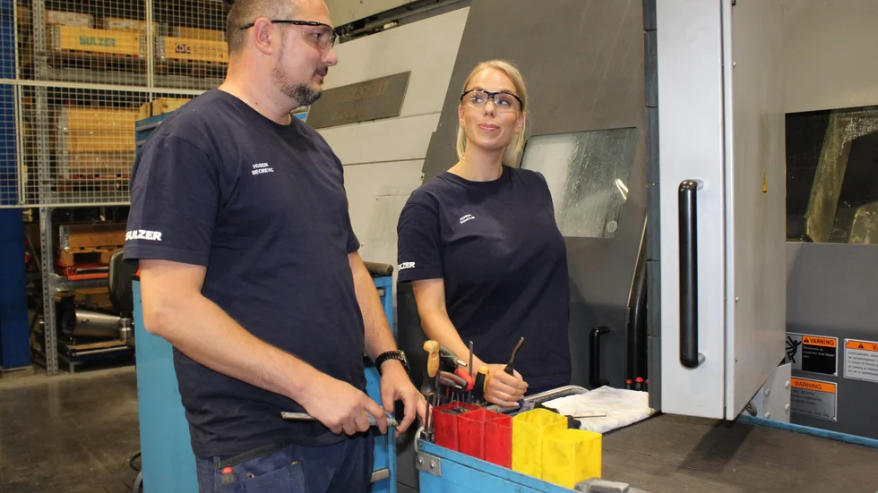 Jonna Edholm utbildar sig internt till CNC-operatör. Husein Becirevic hjälper till.