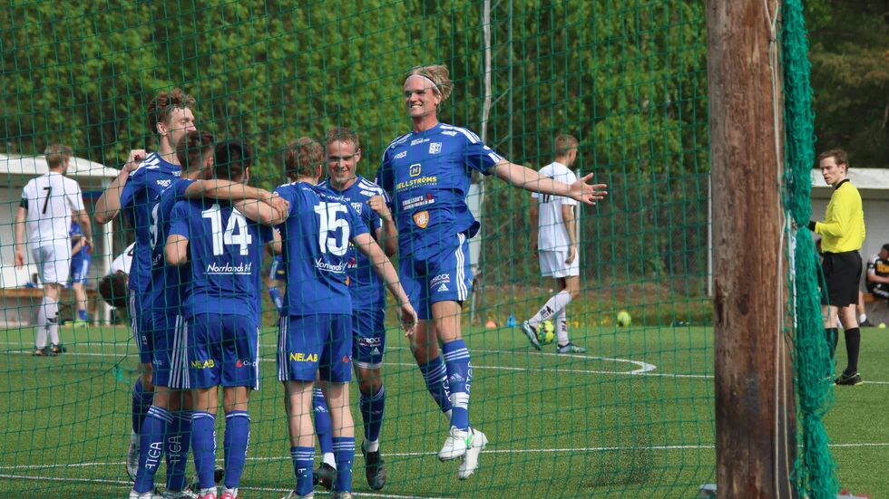 Storfors hittade nätet två gånger under andra halvleken mot Friska Viljor i 2–2-premiären på Heden. Umeåförvärven Alex Hansson (14) och Joel Carlsson (15) gjorde målen.
