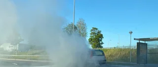 Bil började att brinna under färden