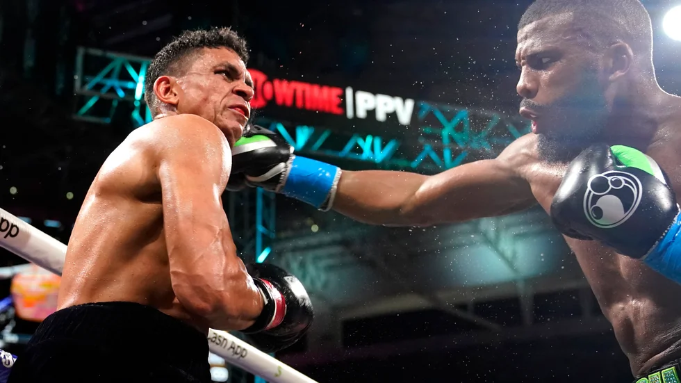 Badou Jack, till höger, får in en träff på Dervin Colina.