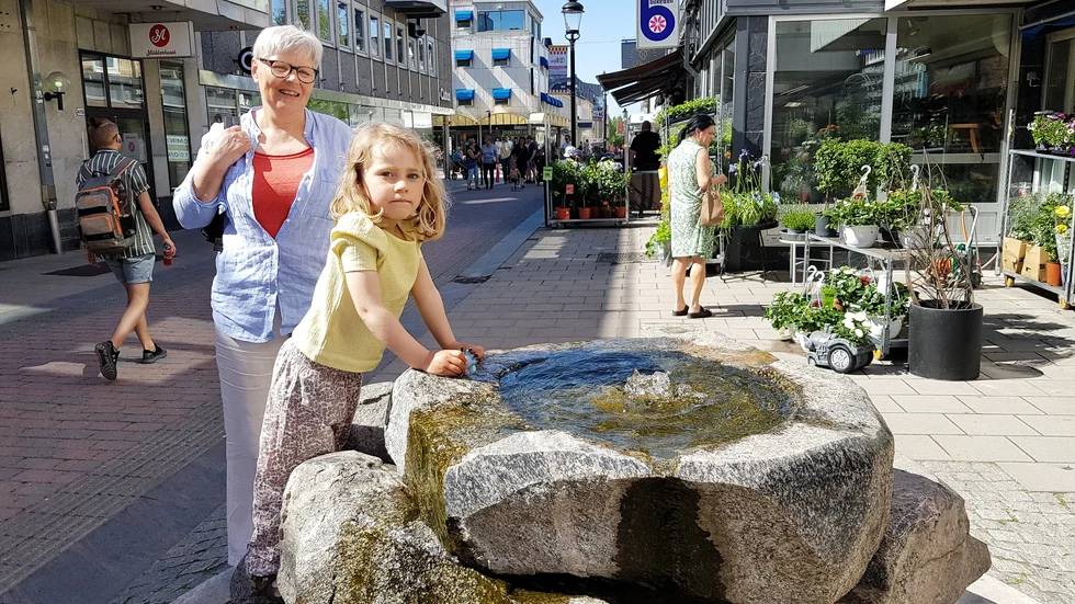 Lovi Tjernlund, 4 år, var på stan med farmor Mariann Tjernlund och ville plaska med händerna i den lilla fontänen.