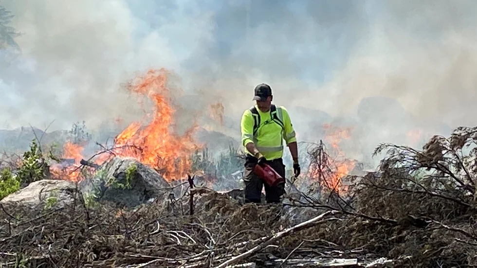 Med en kanna med en fotogenblandning antändes område för område i Grån i Söderfors vid den organiserade bränningen på måndagen.