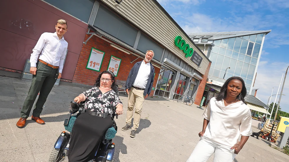 För tre veckor sedan eldades Årbybon Leila Airissalo Heikkiläs bil upp i samband med de uppmärksammade bilbränderna i Eskilstuna. På måndagen fick hon besök av Liberalernas partiledare Nyamko Sabuni och partivännerna Stefan Krstic och Johan Pehrson.
