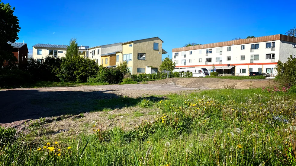 På den här tomten i hörnet Centrumvägen–Trädgårdsvägen ska den nya vårdcentralen i Alunda ligga.