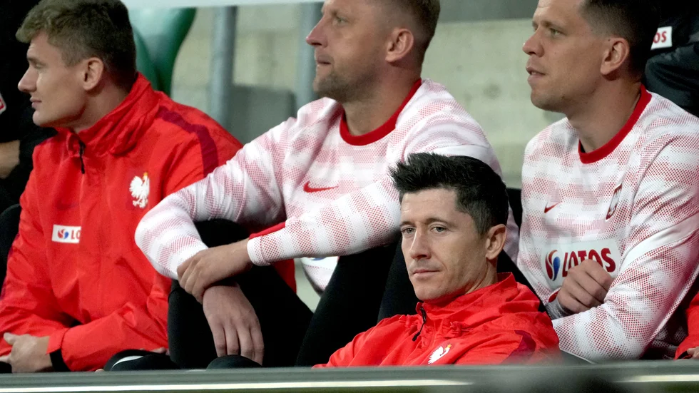 Polens anfallsstjärna Robert Lewandowski, längst ner, satt på läktaren hela träningsmatchen hemma mot Ryssland.