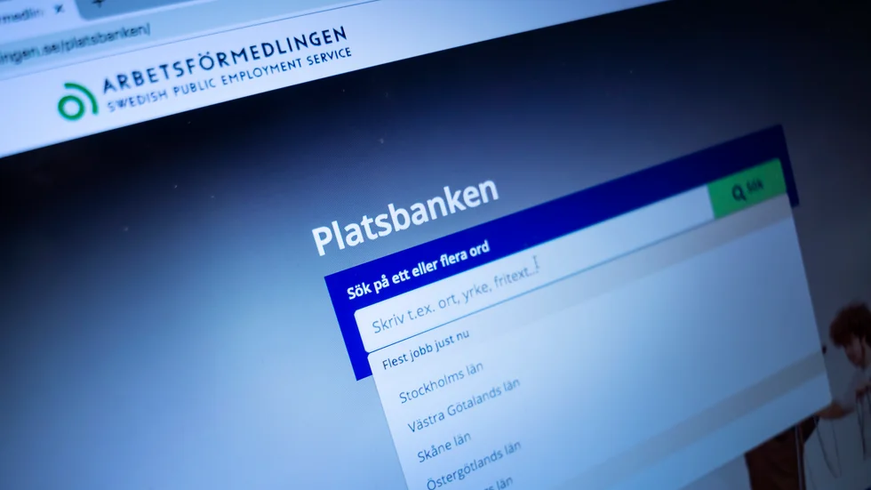 Höga trösklar på arbetsmarknaden cementerar utanförskapet för lågutbildade och utrikes födda. 