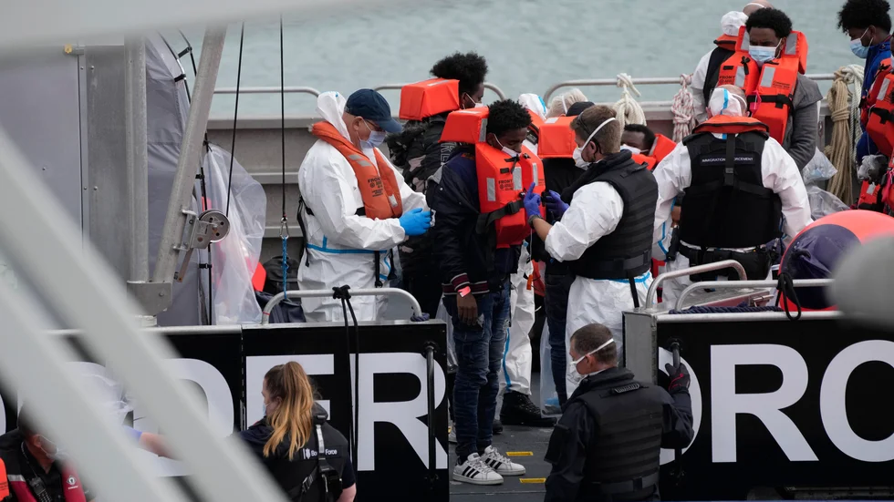 Migranter som plockats upp i Engelska kanalen tas emot vid Dover i England. Bild från i fredags.