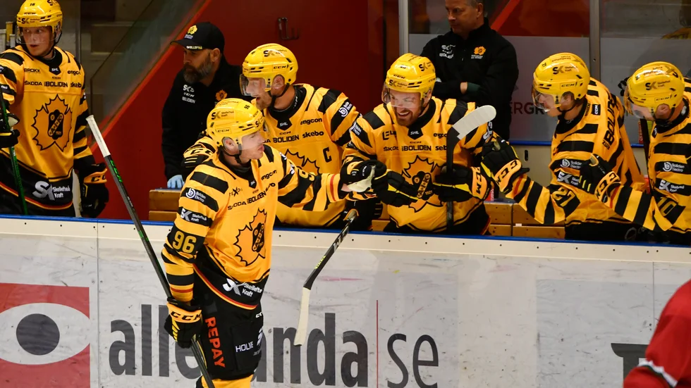 Rickard Hugg firar när AIK gjorde 5–1 mot Modo.