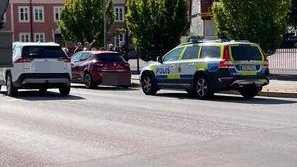 Två bilar var inblandade i en kollision utanför polishuset i Motala på torsdagen.