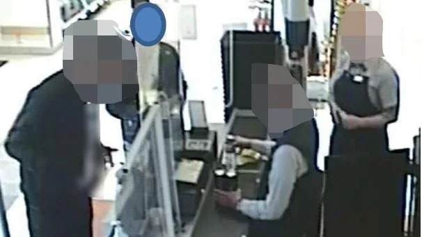 Mannen, till vänster, åtalas för ofredande.