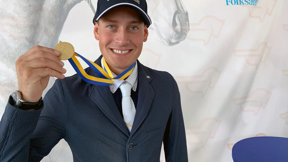 Viktor Melin med SM-guldet från i somras.
