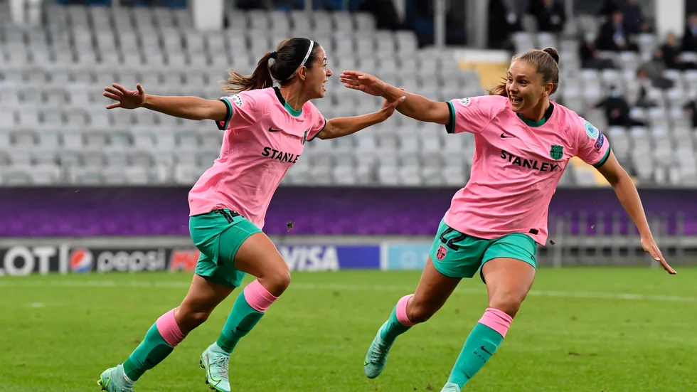 Barcelonas Aitana Bonmati, till vänster, och Lieke Martens firar ett mål i segern i Champions League-finalen mot Chelsea i Göteborg i våras. Arkivbild.