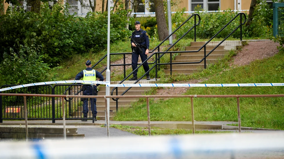 Polis utanför Källebergsskolan i Eslöv där en lärare i torsdags blev knivhuggen av en 15-årig elev. Den 15-årige pojken är häktad misstänkt för mordförsök. Arkivbild.