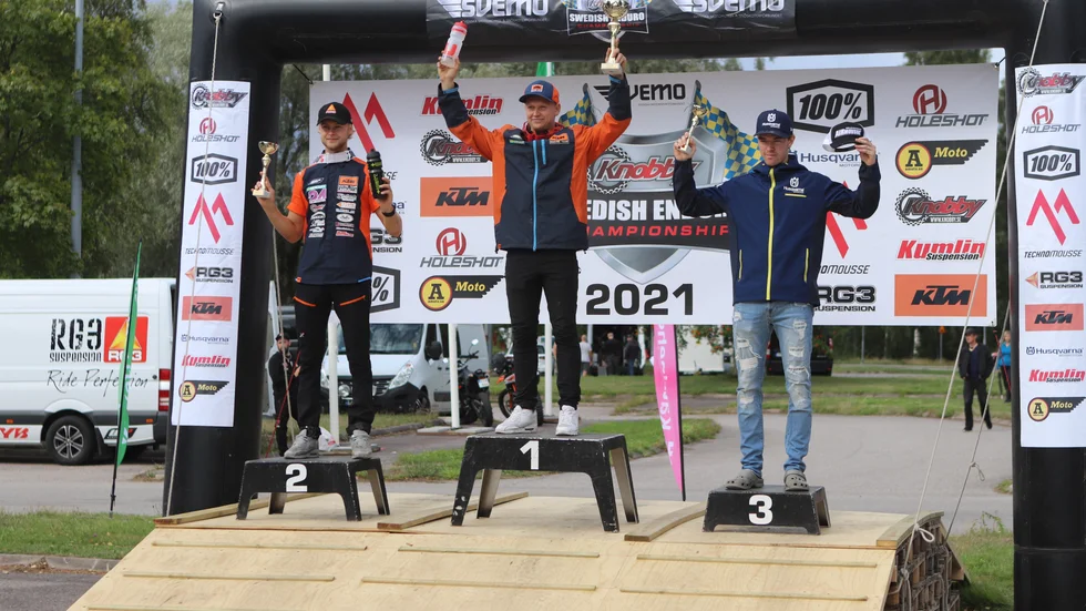 Den totala topptrion i Katrineholm på prispallen. Segraren Mikael Persson, Karlskoga, tvåan Joakim Grefsson, Fältjägarna och Oskar Ljungström, Falköping.