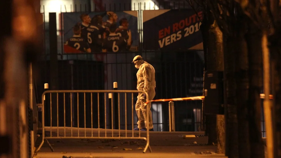 Polis i skyddsdräkt på plats vid Stade de France efter terrordåden den 13 november 2015. Nu vittnar de närvarande om händelserna vid den pågående rättegången i Paris. Arkivfoto.