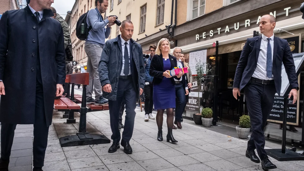 Finansminister Magdalena Andersson på budgetpromenad utan karta och kompass.