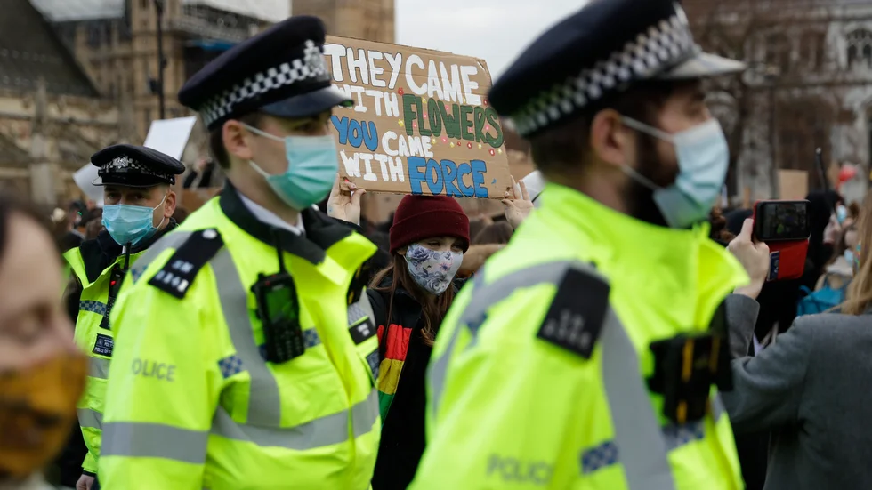 Londonpolisen pressas efter att en 33-årig kvinna mördats brutalt av en polis. Arkivbild av protestyttringar vid en minnesstund för kvinnan.