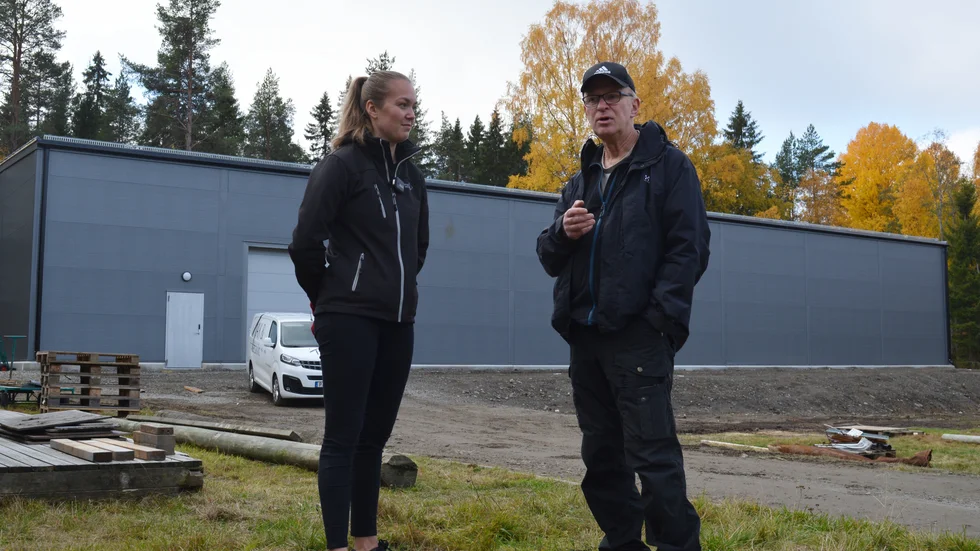 Cecilia Alm och projektledaren P-O Wallmark utanför nybygget vid Skellefteå Brukshundklubb. 
