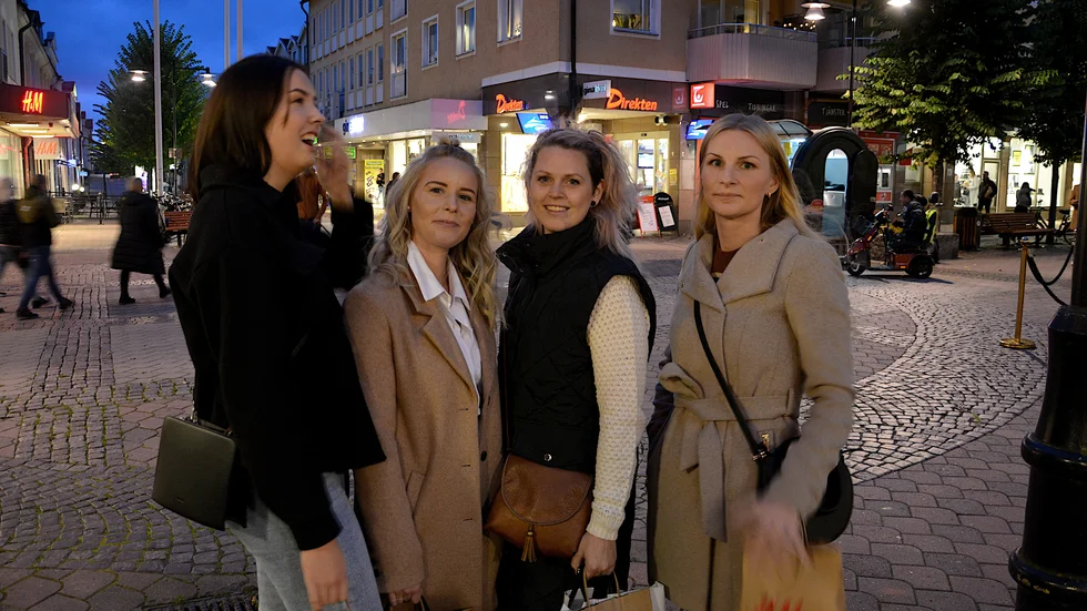  Emma Nilsson, Josefine Johansson, Amanda Antonsson och Johanna Huhtala tycker det är en härlig stämning på stan på torsdagskvällen.