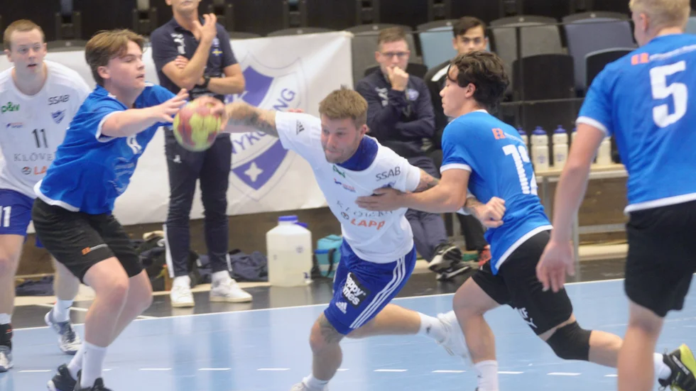Simon Skuthälla fick se sig punktmarkerad mer än halva matchen. 