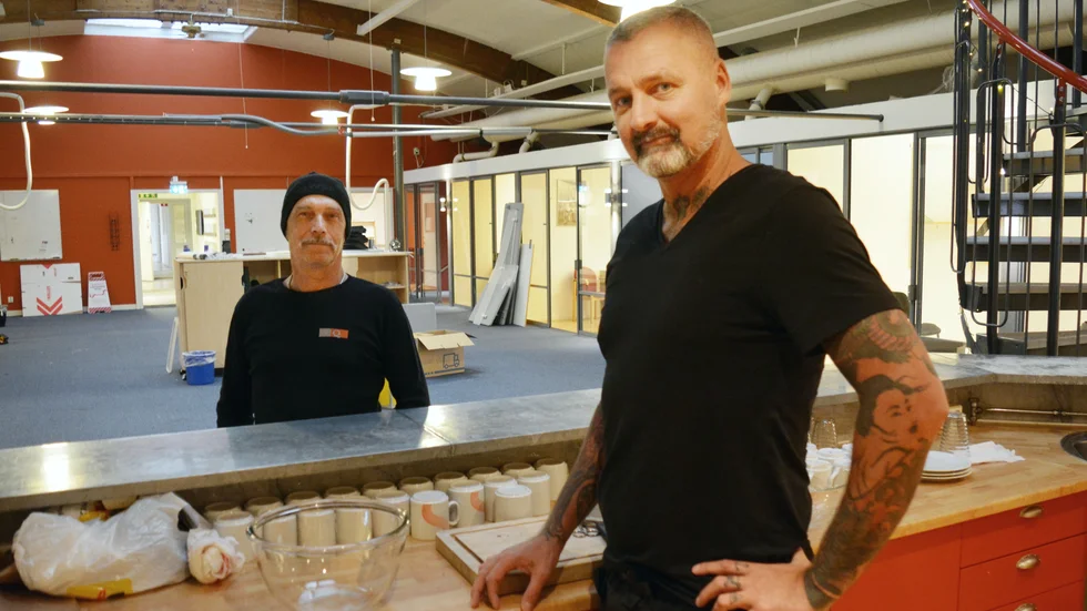 Torbjörn Johansson och Magnus Ekman har börjat städa lokalen. ”Vi har säkert varit upp till tippen sex gånger redan”, berättar Magnus.