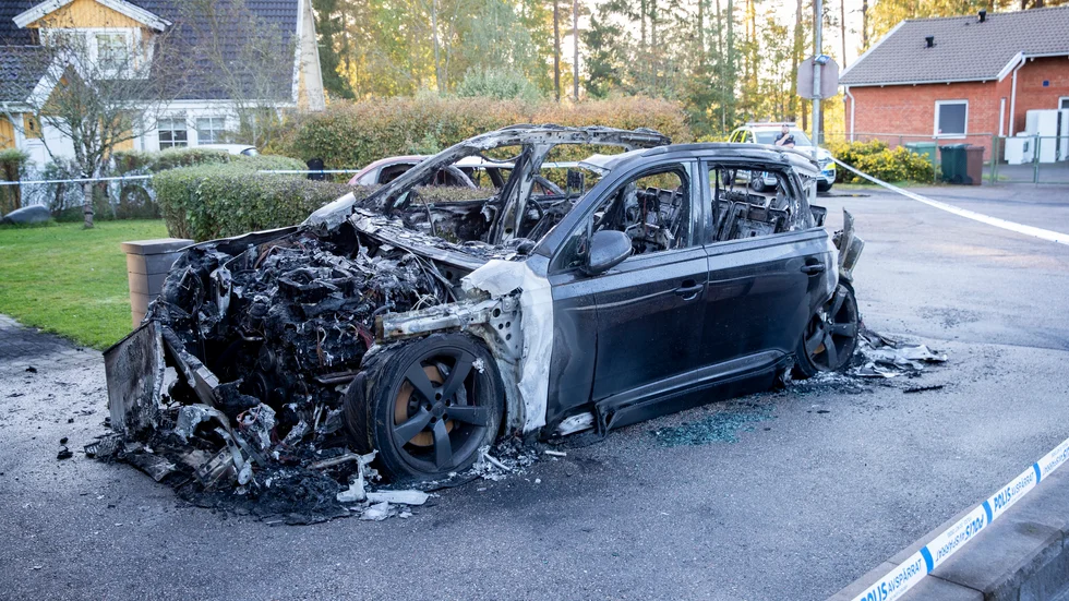 Två bilar sattes i brand under natten. Båda totalförstördes.