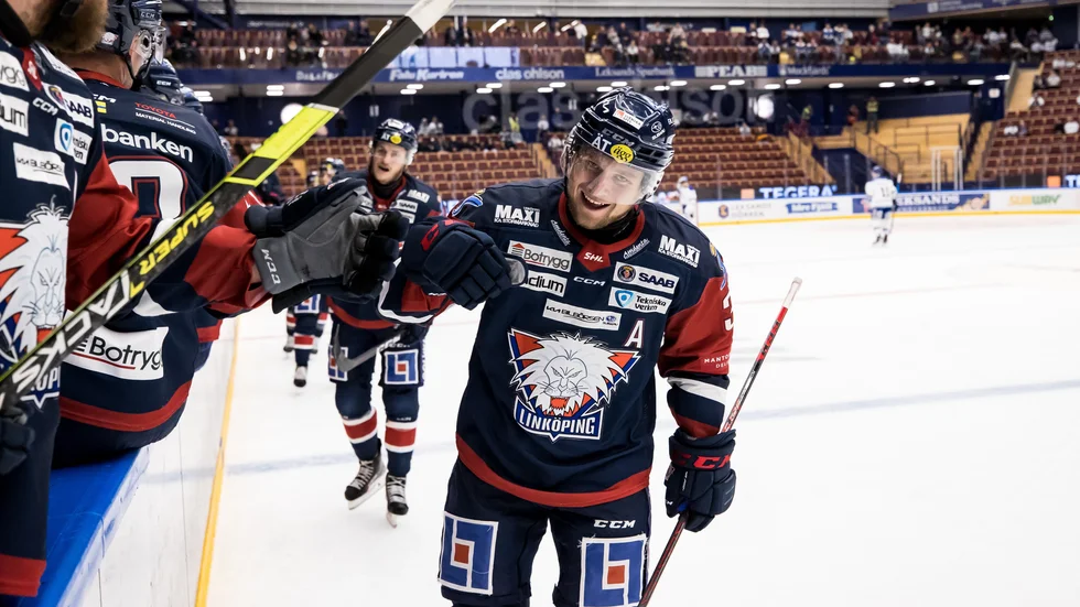 Jesper Pettersson matchas med lagkaptenen Jonas Junland.