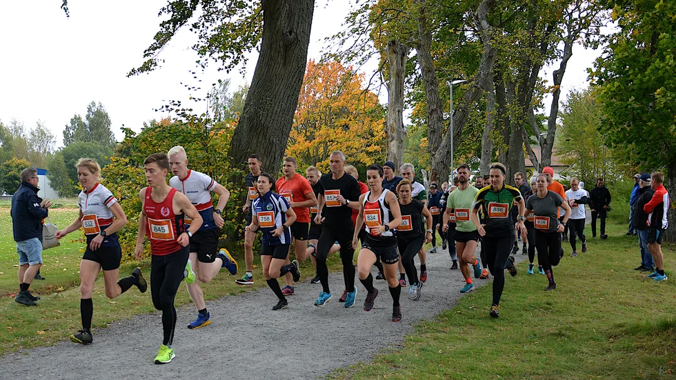 Tjust trail run. Starten av 10-kilometersloppet.