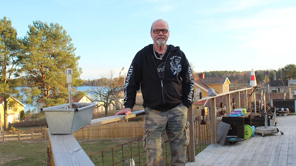 "Här, på altanen, kan jag sitta hur länge som helst. Och se på havet. Det förändrar sig ständigt", säger Larsa Sidbo, när vi pratat färdigt om plan- och bygglagen.