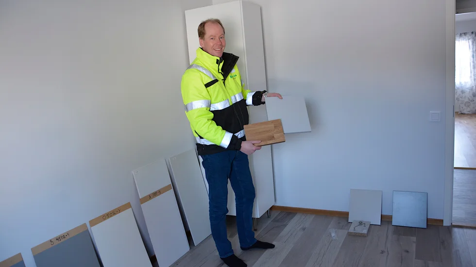 Bodenbos Johan Johansson visar upp provplattor med olika färgkulörer som hyresgästerna får välja på.