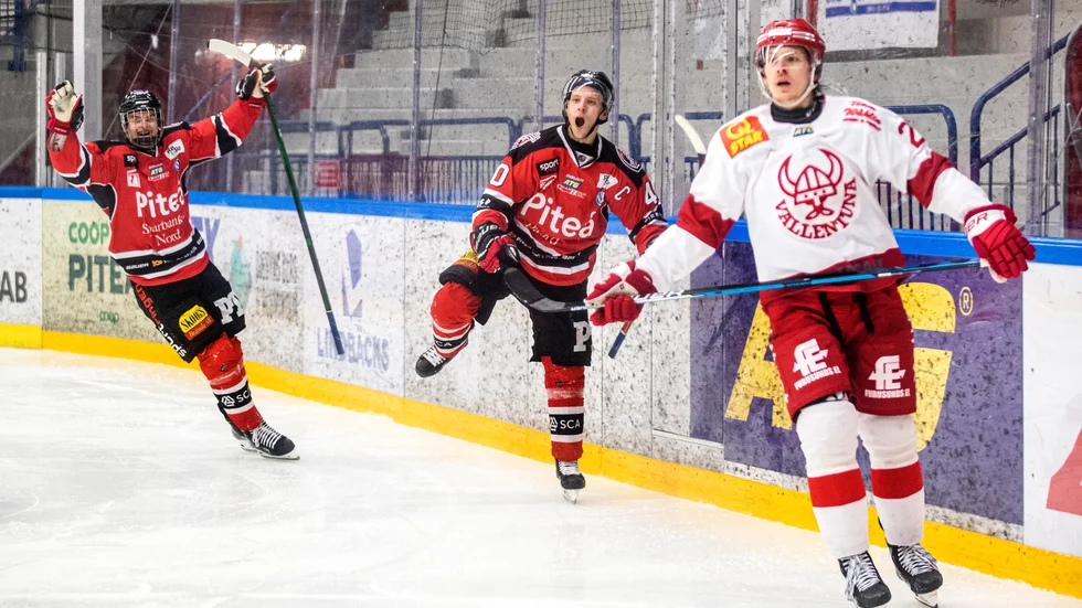 Lagkaptenen Magnus Isaksson visade vägen för Piteå Hockey med dubbla mål när Vallentuna slogs ut. I bakgrunden supertalangen Simon Robertsson.